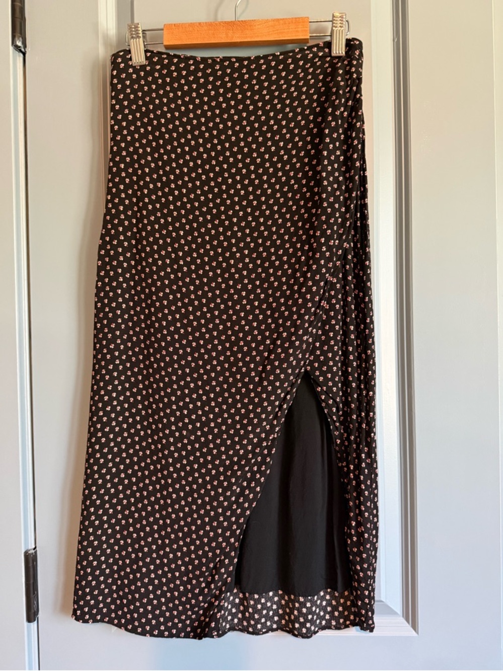Abercrombie & Fitch Black Midi Skirt with Pink Floral Print and Side Slit XS